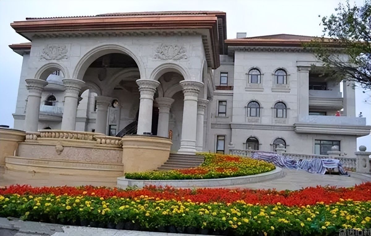 福建惊现2亿的石材别墅,光大门就500万(图1) 福建惊现2亿的石材别墅,光大门就500万