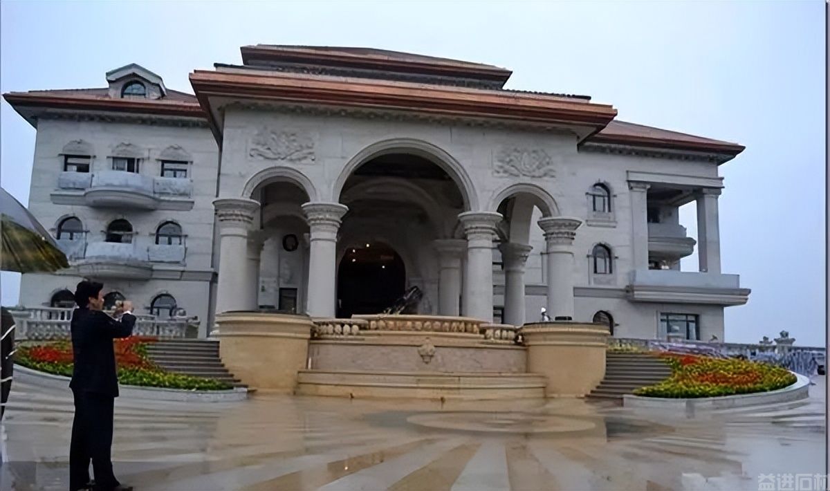 福建惊现2亿的石材别墅,光大门就500万(图2) 福建惊现2亿的石材别墅,光大门就500万