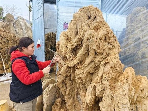 石头雕出“致富路”!水泉镇“鲁南上水石小镇”声名远播(图1) 石头雕出“致富路”!水泉镇“鲁南上水石小镇”声名远播(图1)