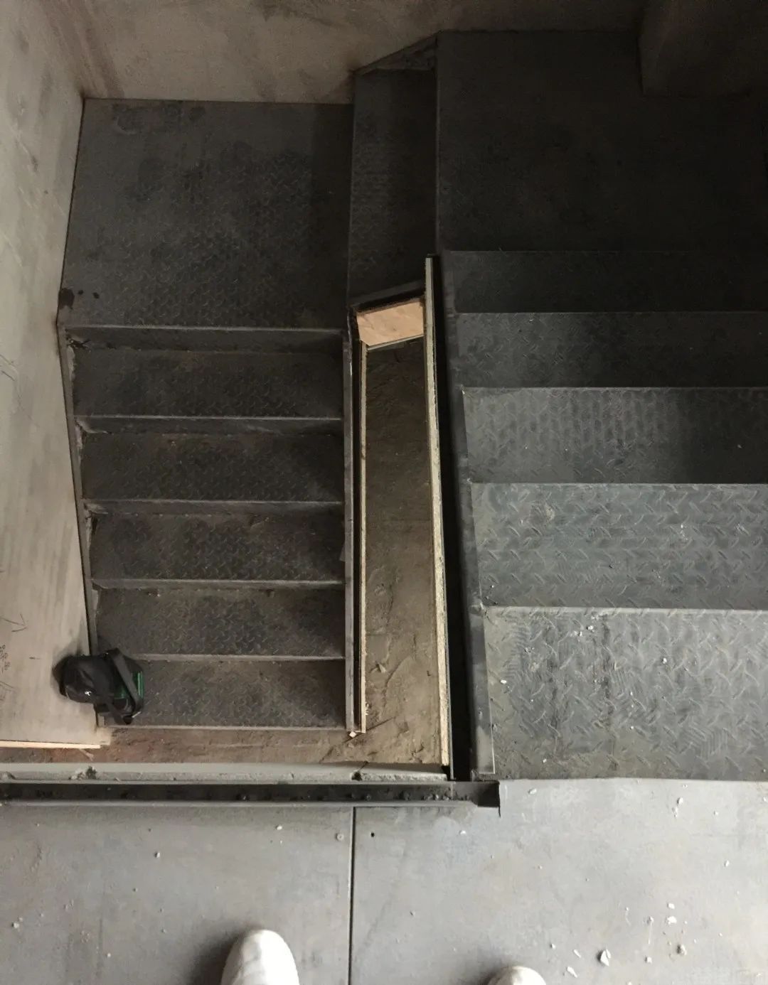现浇楼梯和钢结构楼梯的基础有哪些细节是需要我们注意的？