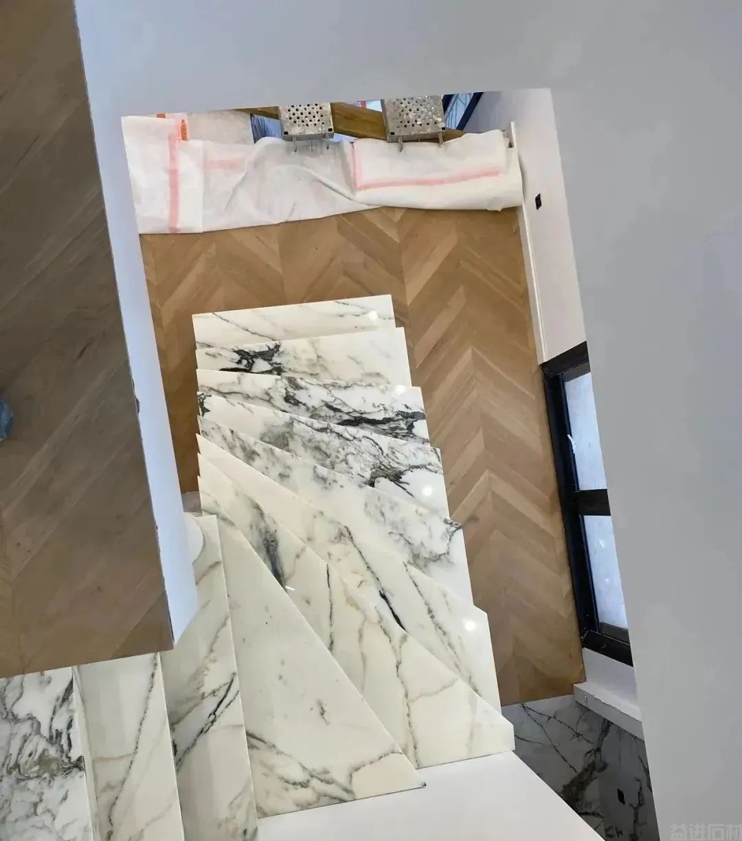 现浇楼梯和钢结构楼梯的基础有哪些细节是需要我们注意的？