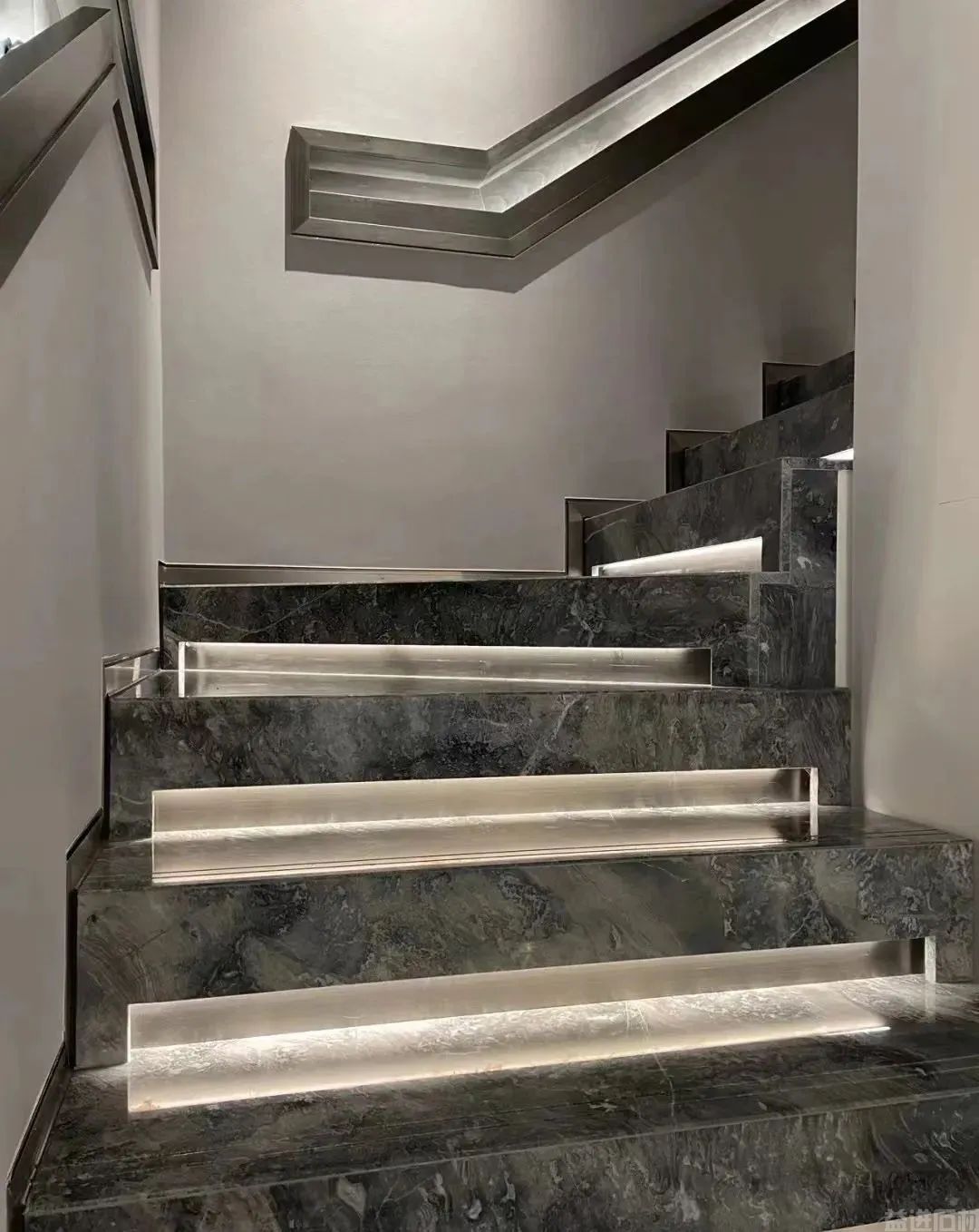 楼梯还是选择大理石的好，档次真的很有逼格