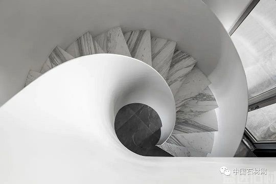 不容错过的14款大理石弧形楼梯造型(图23)